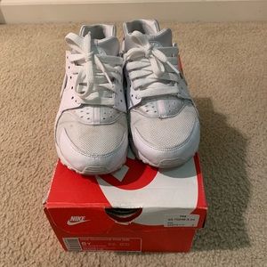 WHITE NIKE HUARACHE RUN